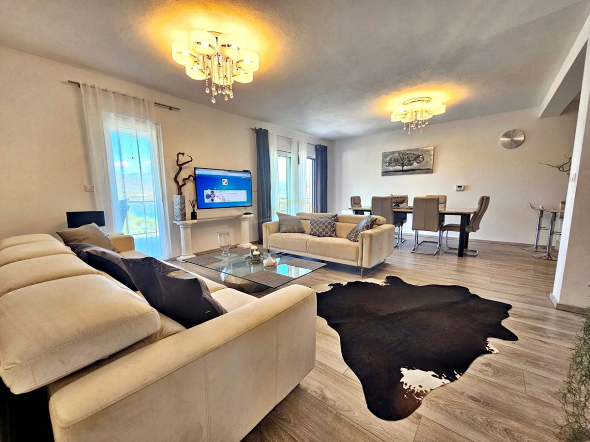 Casa di lusso a Čiovo - Mastrinka con 3 appartamenti e vista aperta sul mare